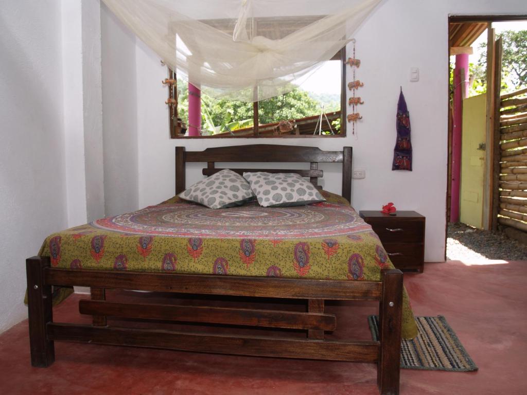 a bedroom with a bed in a room with a window at Sistarasta in Palomino