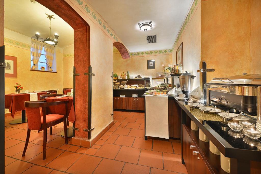 Kuchyň nebo kuchyňský kout v ubytování EA Hotel Jeleni Dvur Prague Castle