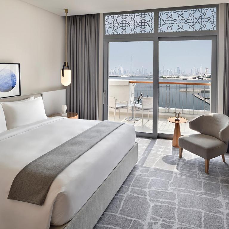 
Marina View Deluxe Room with Private Balcony King - Free Shuttle to Dubai Mall & La Mer Beach
