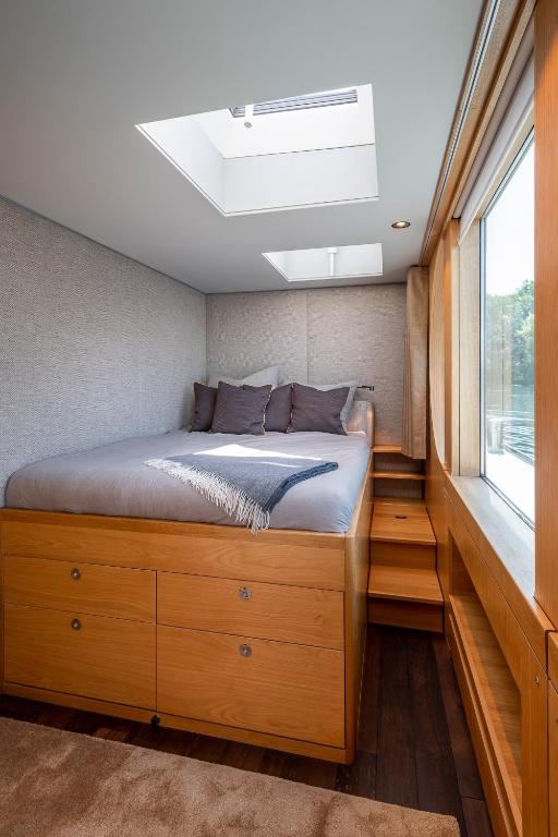a bed in a small room with a window at GRACE Suite mit zwei Schlafzimmern in Berlin