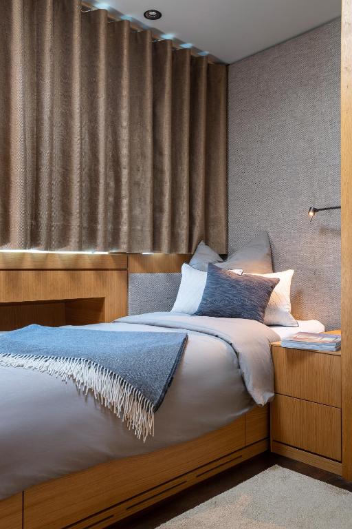 a bedroom with a large bed with a window at GRACE Suite mit zwei Schlafzimmern in Berlin