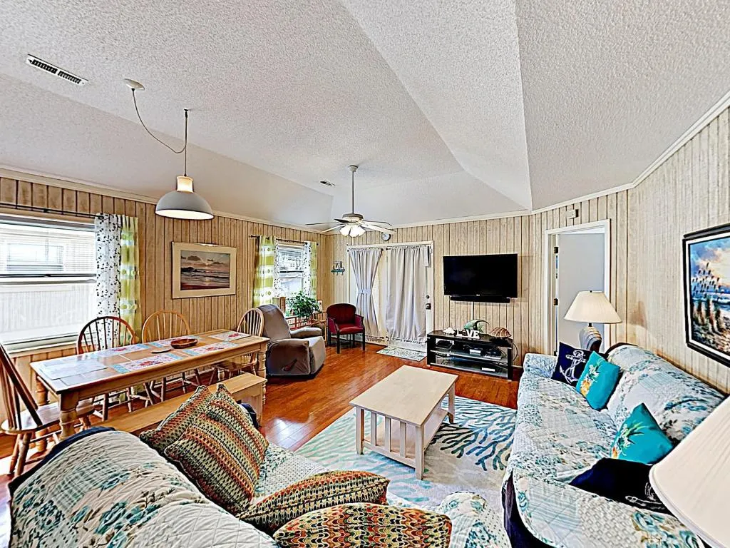 New Listing! All-Suite Beach Bungalow W/ Pool Cottage, Murrells Inlet (SC), United States