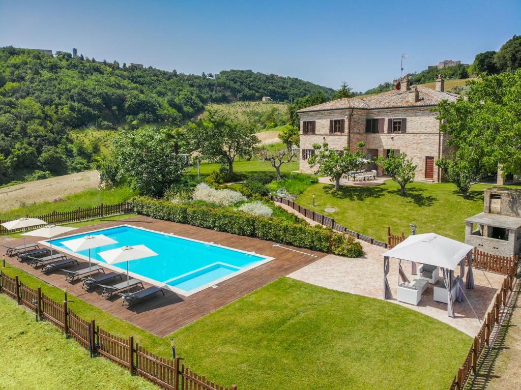 un domaine avec une piscine et une maison dans l'établissement Villa La Fonte 14, à Ripatransone