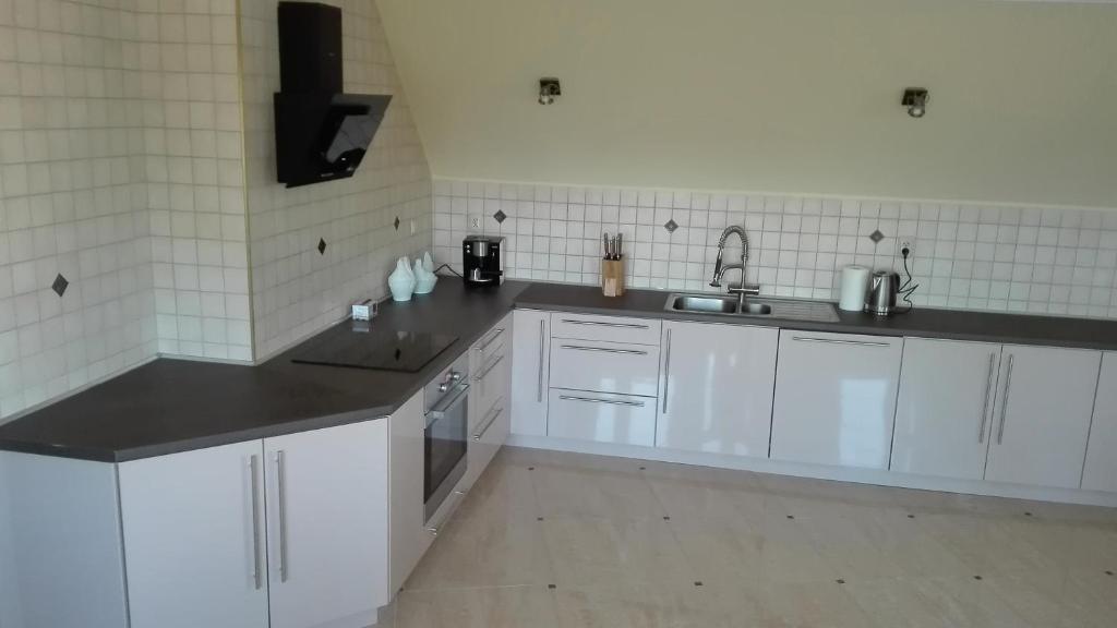 Kuchyňa alebo kuchynka v ubytovaní Apartament 150m2 SZCZYTNO Mazury City CENTER Lake View