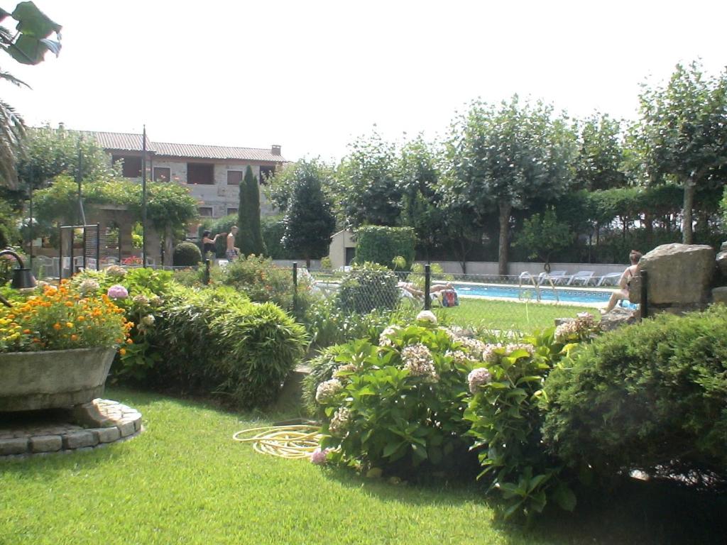 A garden outside Apartamentos Revo Salinas 3000