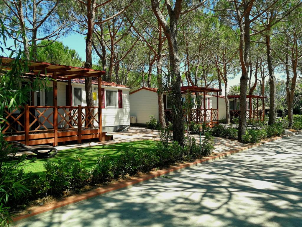 a row of cottages in the woods at Victoria Mobilehome Tortoreto Lido in Tortoreto Lido