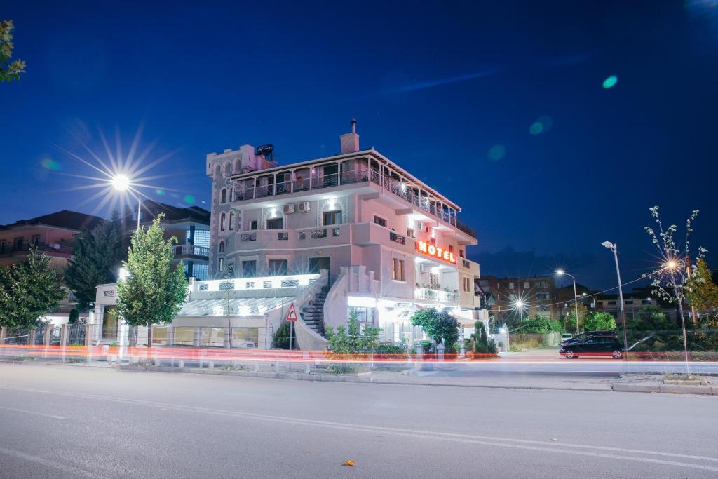 戈里察DEA Hotel 2002的一座白色的大建筑,晚上有灯