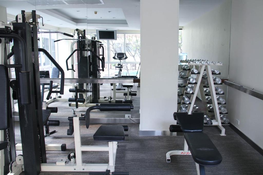 Fitness centrum a/nebo fitness zařízení v ubytování FuramaXclusive Sathorn, Bangkok