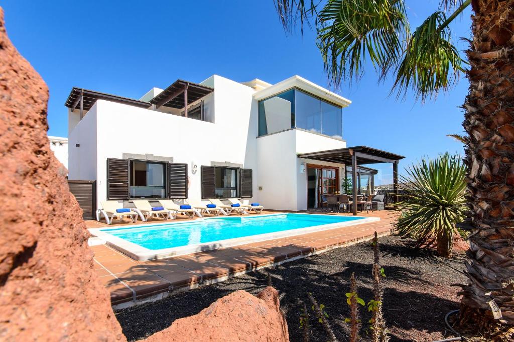 una villa con piscina e una casa di Hipoclub Villas,"Tabaro"villa a Playa Blanca