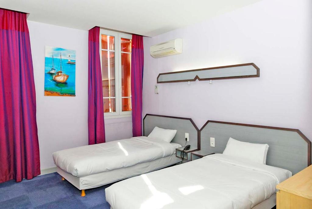 Postel nebo postele na pokoji v ubytování Hôtel du Vigan