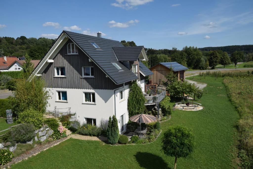 an overhead view of a house with a black roof at Ferienwohnung am Obstgarten in Salem