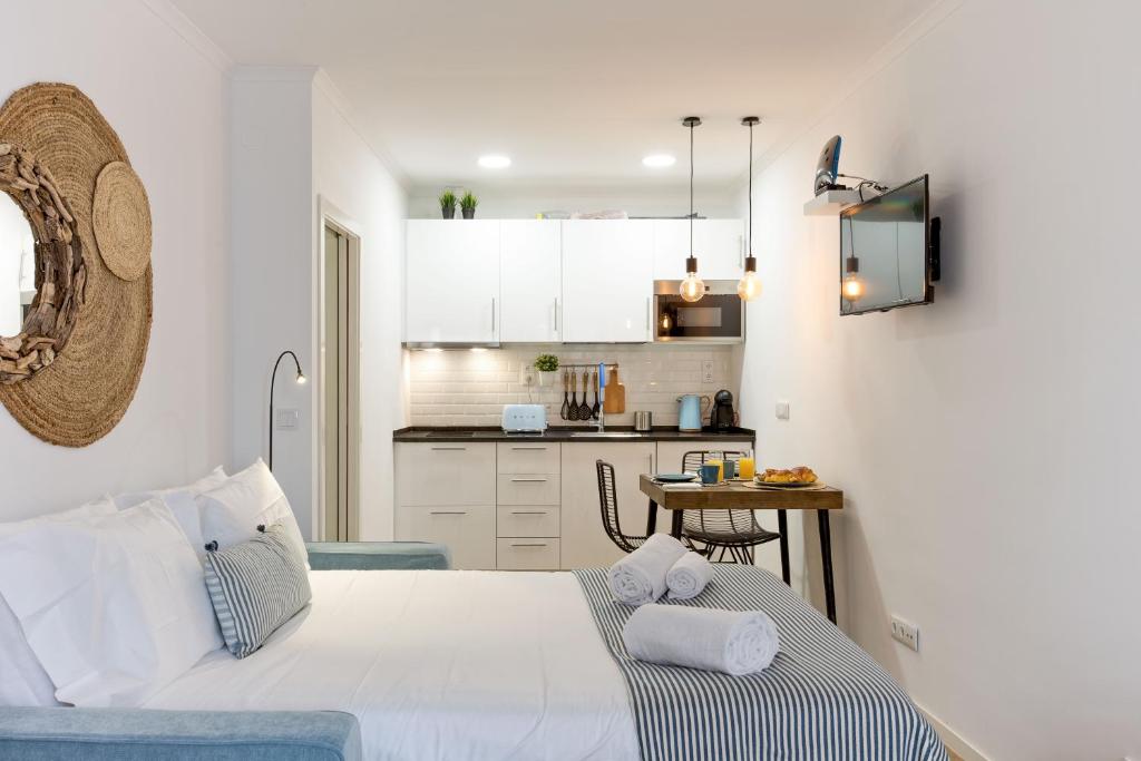 Cet appartement comprend une chambre avec un lit et une petite cuisine. dans l'établissement Charming Studio in Lisbon's center!, à Lisbonne