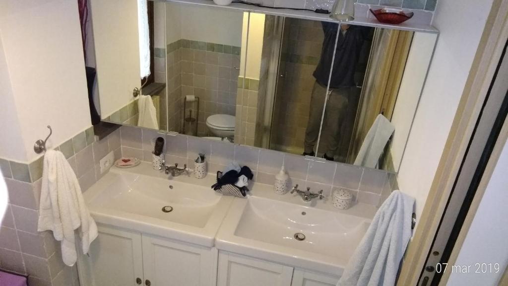 bagno con lavandino e specchio di Residenza Montevile di Spaccini Gabriella a Ponte San Giovanni
