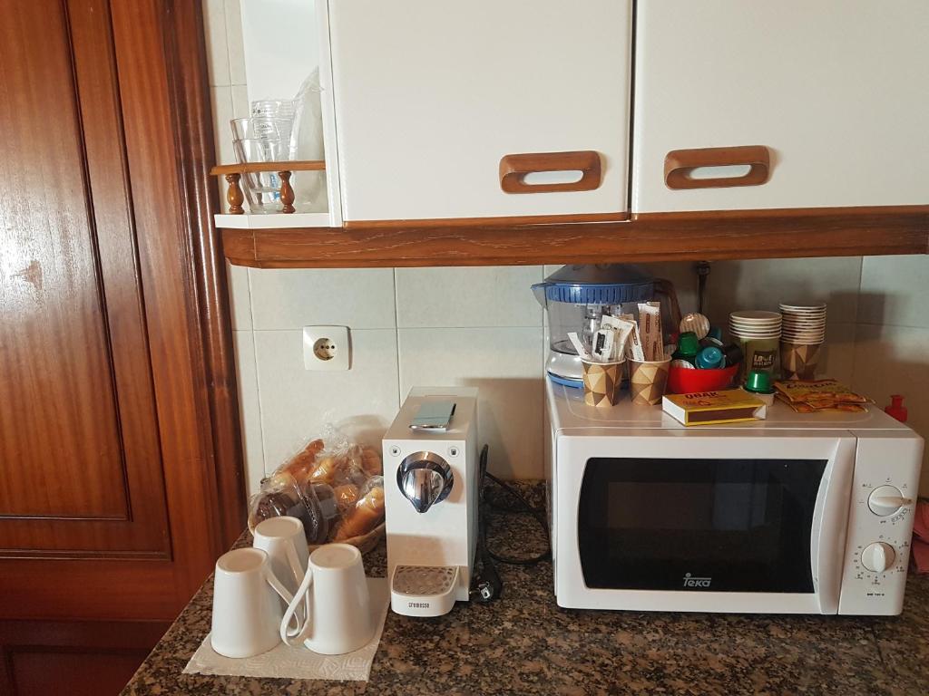encimera de cocina con microondas y tostadora en Apartamento, en Padrón