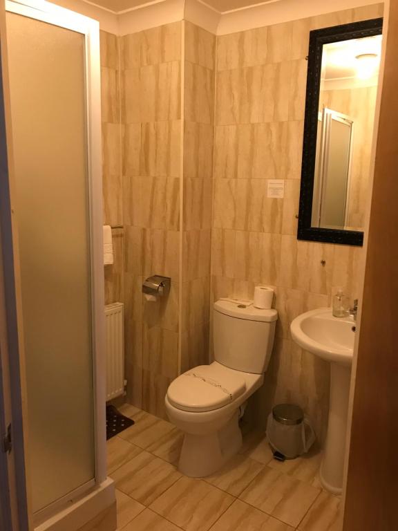 Ένα μπάνιο στο Sheil Suites