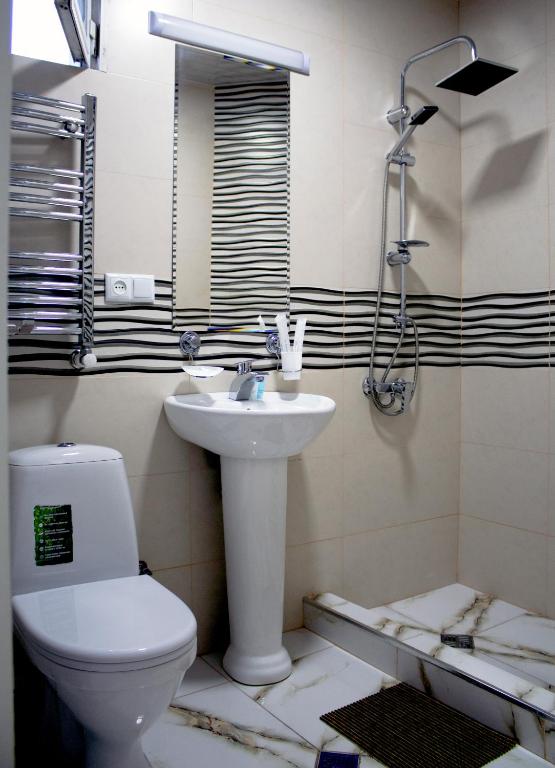 Koupelna v ubytování Twins Hotel