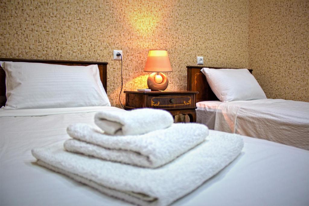 Postel nebo postele na pokoji v ubytování Twins Hotel