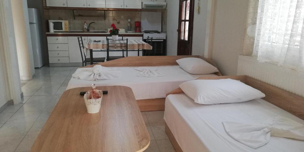 Postel nebo postele na pokoji v ubytování Periklis House