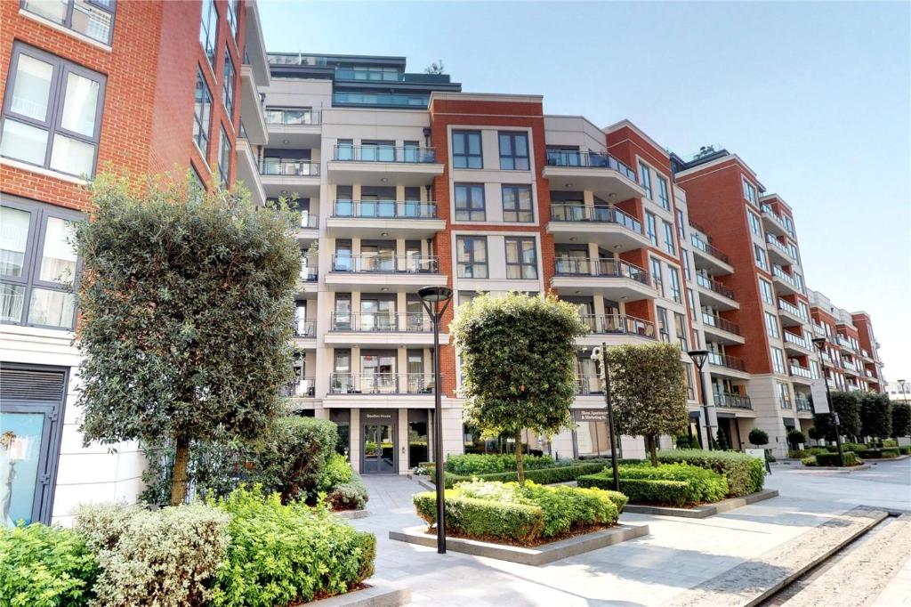 un edificio de apartamentos con árboles y arbustos delante de él en LUXURY 2Bed & 2Bath Apartment Next to London Museum, en The Hyde