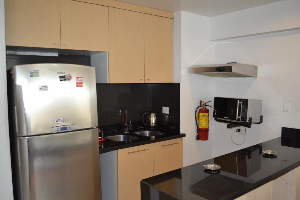 Kuchyň nebo kuchyňský kout v ubytování Suite Service Apart Hotel