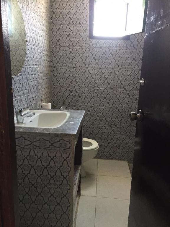 Un baño de HOTEL REGINA