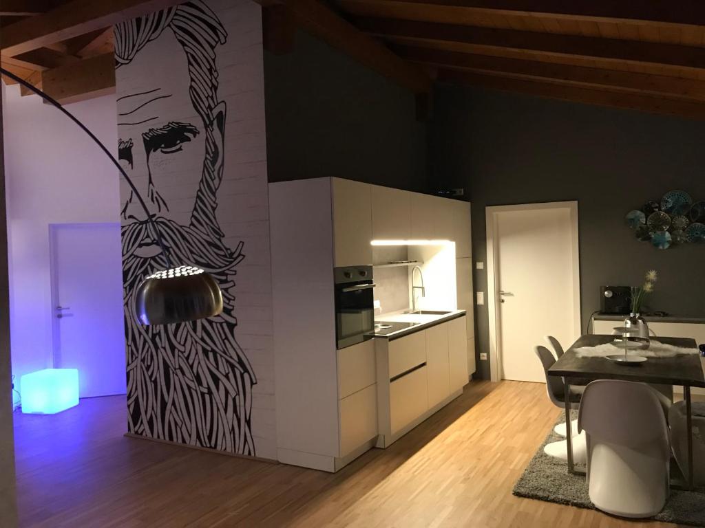 a kitchen and dining room with a painting on the wall at Penthouse Skyview im Natur-Erlebnispark Bad Kleinkirchheim in Patergassen