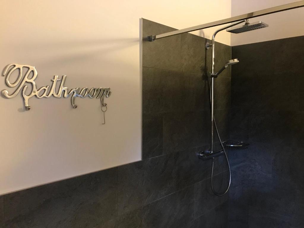 Koupelna v ubytování Penthouse Skyview im Natur-Erlebnispark Bad Kleinkirchheim