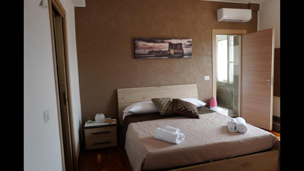 una camera da letto con un letto e due asciugamani di B&B Sant'Anna a Napoli