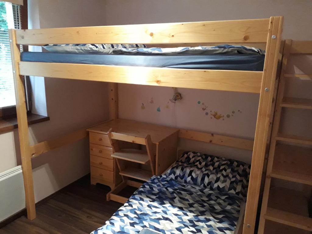 Palanda nebo palandy na pokoji v ubytování Apartman Naji - Tale