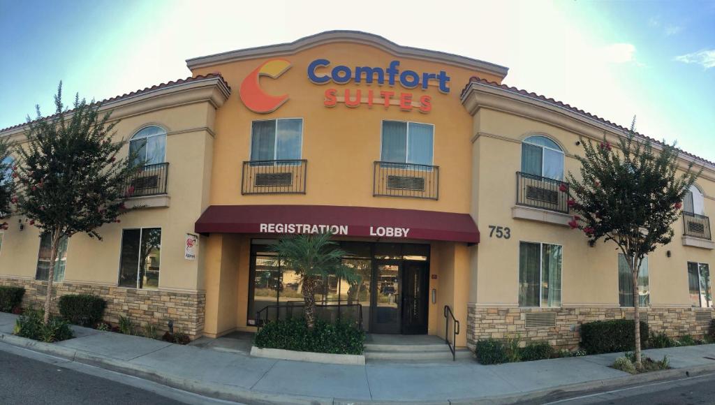 sklep przed budynkiem z napisem w obiekcie Comfort Suites Near City of Industry - Los Angeles w mieście La Puente