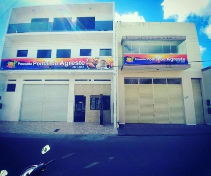 un bâtiment avec deux portes de garage sur son côté dans l'établissement POUSADA PONTAL DO AGRESTE, à Itabaiana