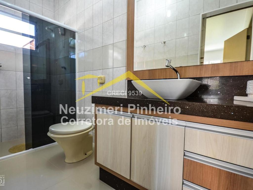  Casa com 3 dormitórios no Centro de Bombinhas.