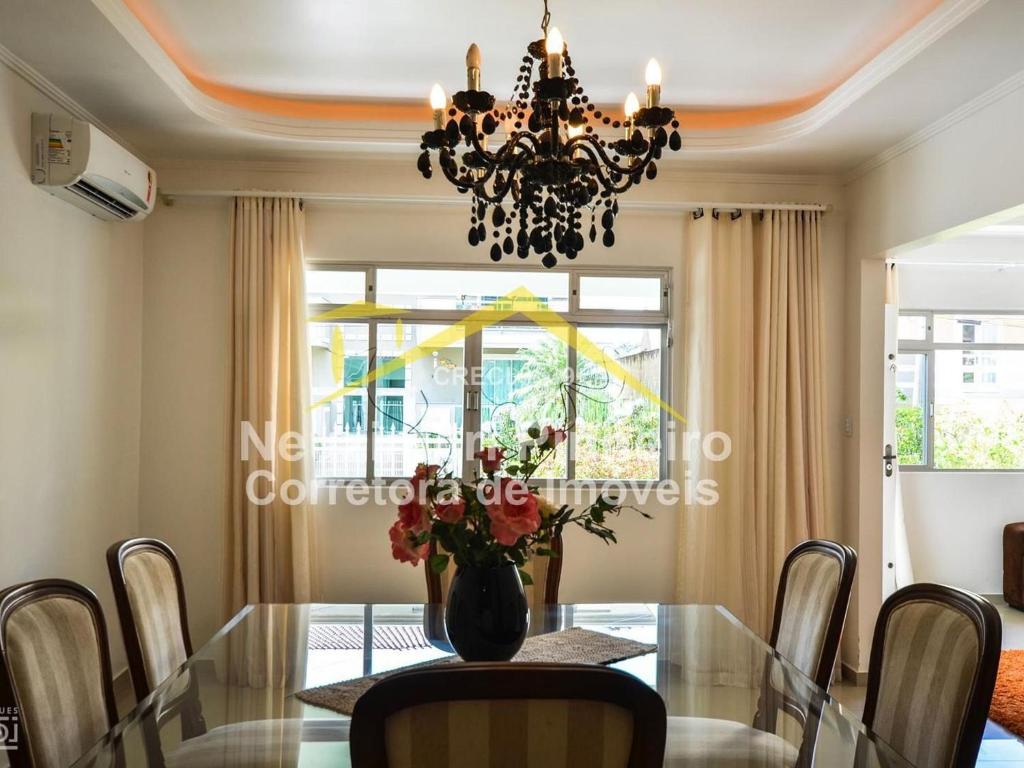  Casa com 3 dormitórios no Centro de Bombinhas.