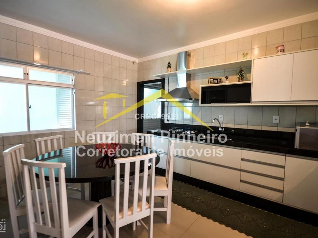  Casa com 3 dormitórios no Centro de Bombinhas.