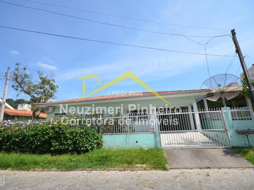  Casa com 3 dormitórios no Centro de Bombinhas.