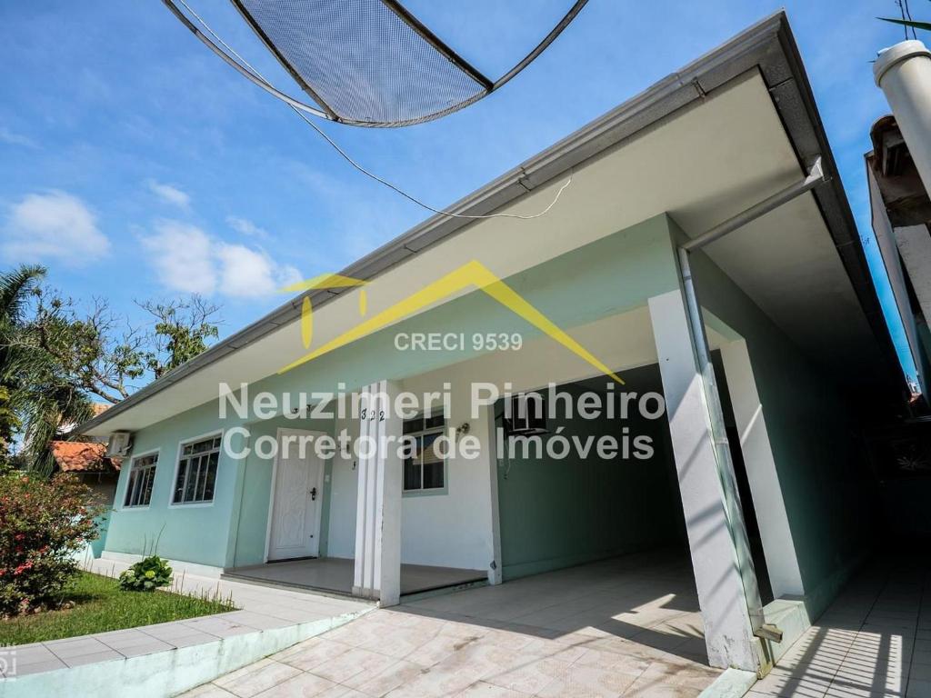  Casa com 3 dormitórios no Centro de Bombinhas.