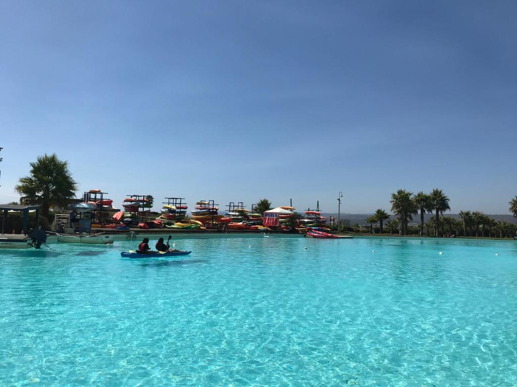 dos personas en un barco en el agua en un parque acuático en Penthouse Laguna Vista, en Algarrobo