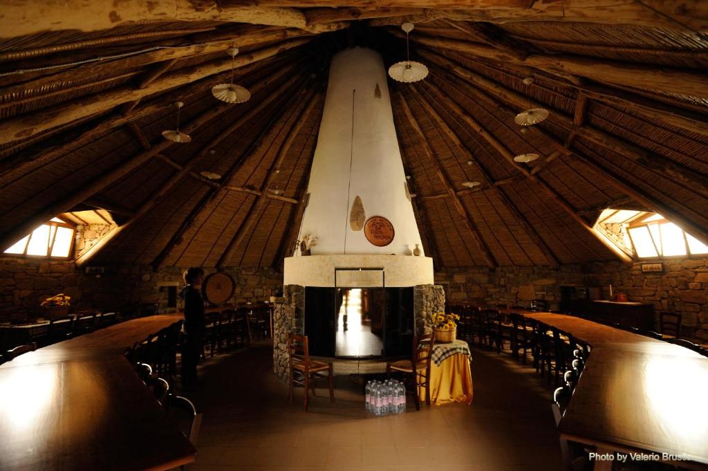 een grote kamer met een kerk met een raket bij Agriturismo Sa Perda Marcada in Arbus