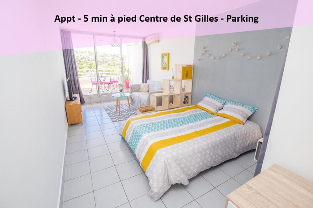 a bedroom with a bed and a living room at Apt 5 min à pied centre ville in Saint-Gilles-les-Bains