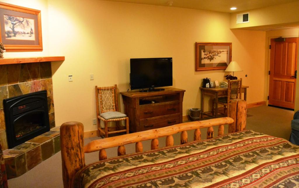 TV a/nebo společenská místnost v ubytování Daniels Summit Lodge
