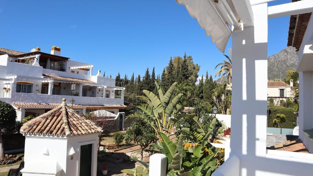 een balkon met uitzicht op het huis bij Apartamento NAGUELES 31 in Marbella