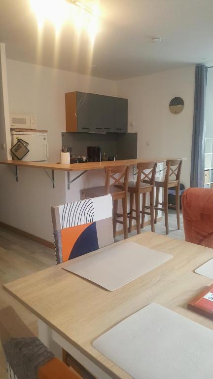 une salle à manger avec une table et quelques chaises dans l'établissement Le Saint Antoine, à Saint-Jean-de-Maurienne