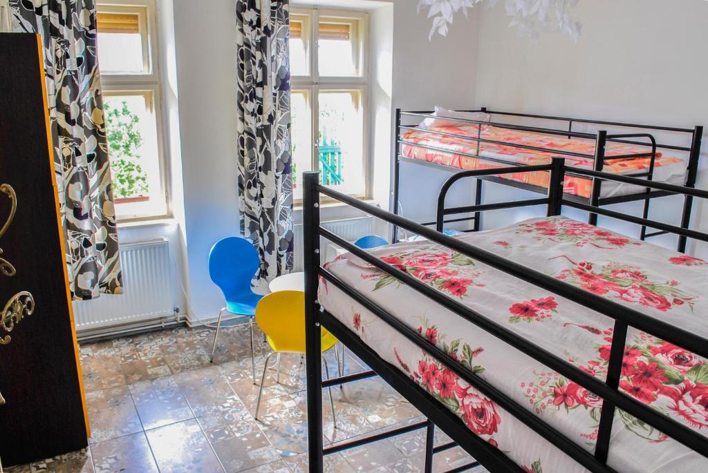 um quarto com 2 beliches e 2 cadeiras em Hostel PanGeea em Sibiu