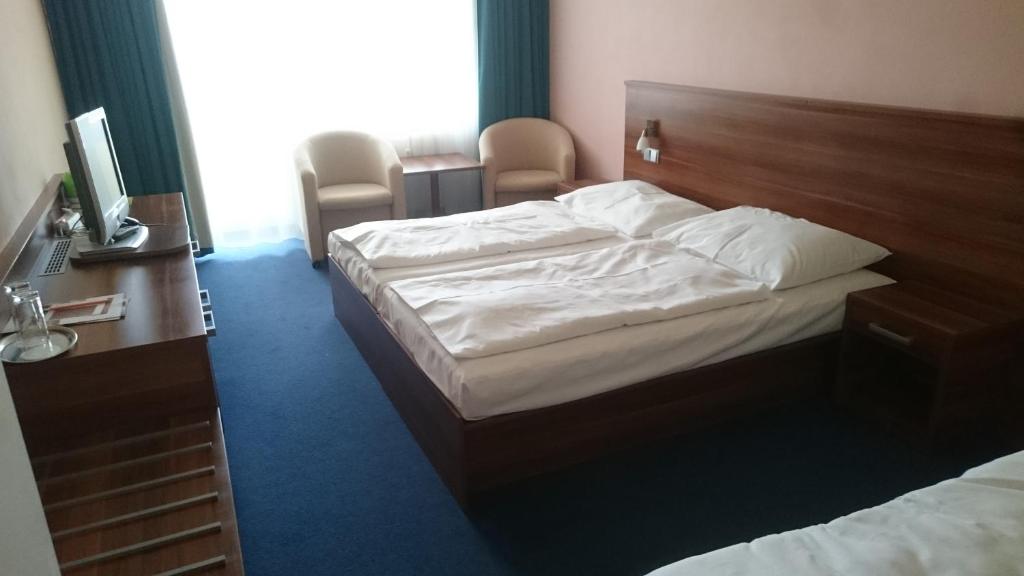 Postel nebo postele na pokoji v ubytování LIPNO WELLNESS - FRYMBURK HOTEL private family room
