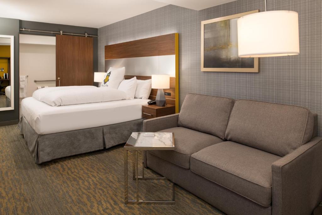 Postel nebo postele na pokoji v ubytování Staypineapple, Hotel Z, Gaslamp San Diego