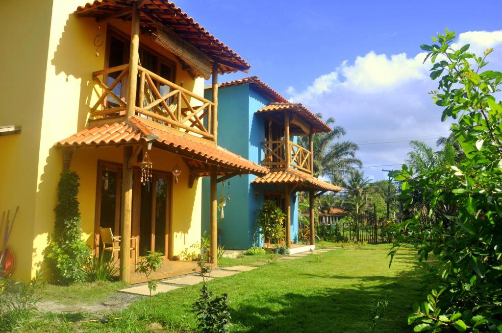 dom z dwoma balkonami na boku w obiekcie Recanto dos Dendês Chalés w mieście Serra Grande