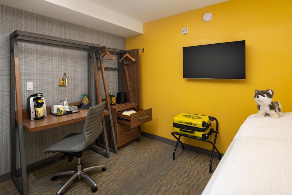 TV a/nebo společenská místnost v ubytování Staypineapple, Hotel Z, Gaslamp San Diego