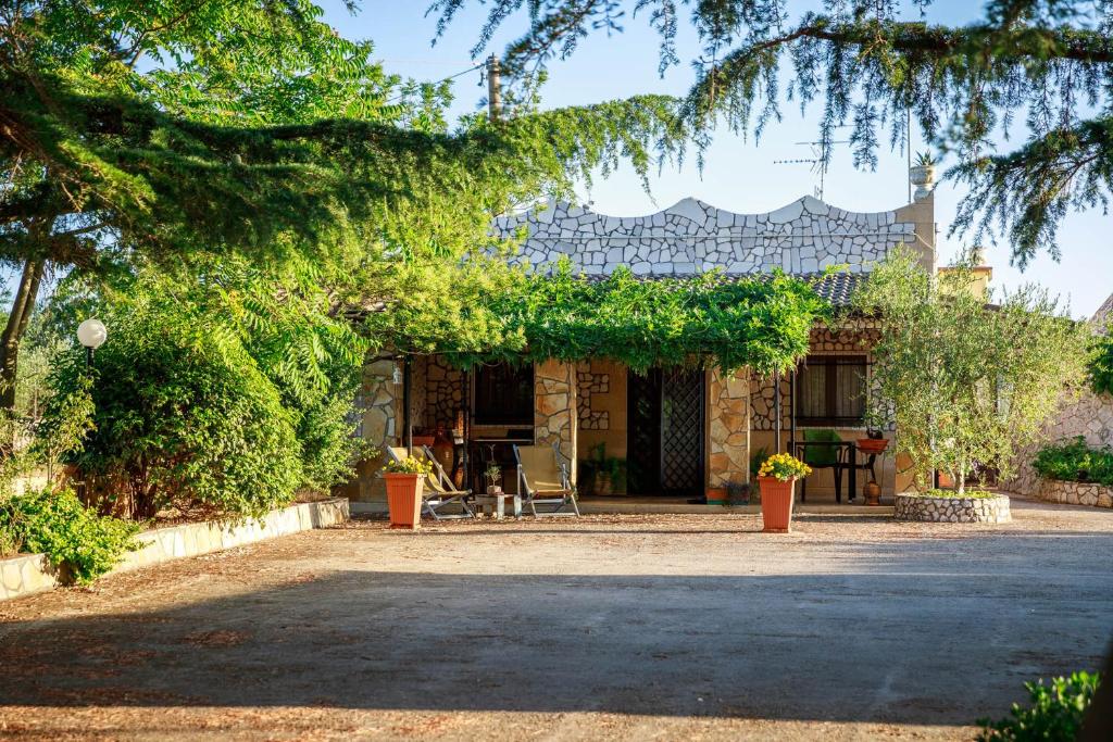 Jardí fora de B&B Mandorla Amara