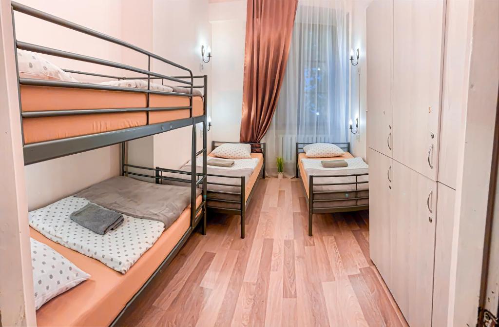 Cette chambre comprend 3 lits superposés et un couloir. dans l'établissement Hostel u Kmity, à Cracovie