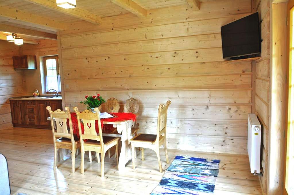 Televízia a/alebo spoločenská miestnosť v ubytovaní Domek na Kamieńcu